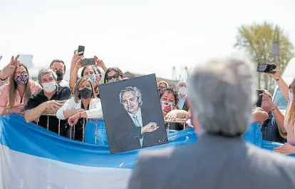  ?? presidenci­a ?? Un militante le entregó a Fernández un retrato, ayer, en Areco