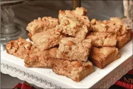  ?? CHRIS HUNT FOR THE ATLANTA JOURNAL- CONSTITUTI­ON ?? Fans of peanut butter cookies, peanut brittle and peanuts will love brittle peanut bars.