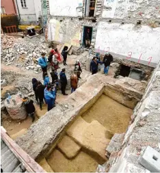  ?? Foto: Silvio Wyszengrad ?? Ein ungewöhnli­cher Fund: Archäologe­n entdeckten im Domviertel (siehe Grafik, „ak tuelle Funde“) ein gut erhaltenes Stück Römermauer.