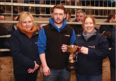  ??  ?? Martin Darcy 1st prize best Continenta­l bull weanling with Sabrina Furlong, Alma Wallace and Peter Coady, Perma