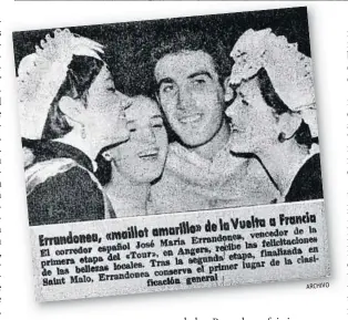  ?? ARCHIVO ?? Increíble.
Poulidor, durante el prólogo del Tour de 1967, con paso firme hacia el que todos pensaban que iba a ser su primer maillot amarillo. Al lado, un detalle de la portada de ‘La Vanguardia’