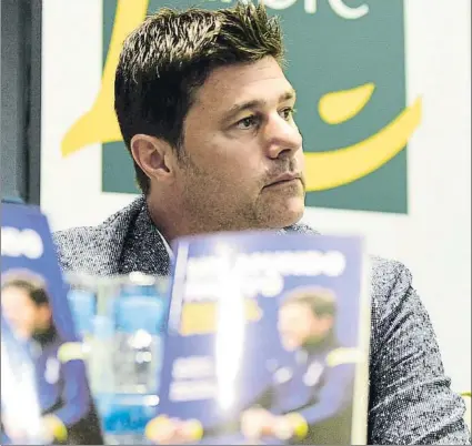  ?? FOTO: MONTILLA ?? Pochettino revolucion­ó Barcelona el día que presentó el libro ‘Un mundo nuevo’, firmado por el periodista catalán Guillem Balagué