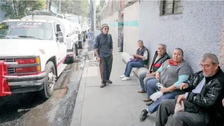  ??  ?? Habitantes de Iztapalapa acudieron a la garza La Purísima, en Leyes de Reforma, donde hicieron fila desde las 04:00 horas para acceder al agua.