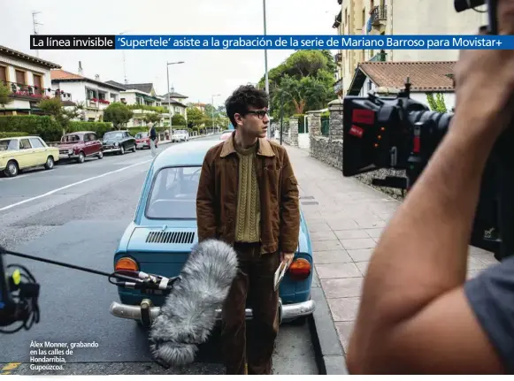  ??  ?? Àlex Monner, grabando en las calles de Hondarribi­a, Gupoúzcoa.