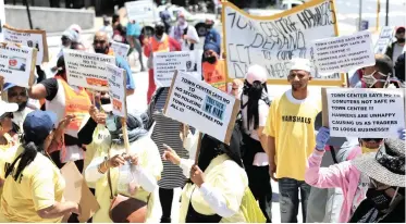  ?? NDAMANE African News Agency (ANA) AYANDA ?? INFORMAL traders from Mitchells Plain protest outside the Civic Centre regarding criminalit­y at the Mitchells Plain Town Centre. |