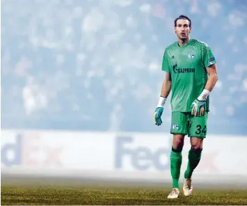  ?? Foto: Imago ?? In der vergangene­n Vorrunde spielte Fabian Giefer noch für den FC Schalke (hier bei Red Bull Salzburg in der Europa League). An schließend wechselte er für ein halbes Jahr nach England. Nun soll er das Tor des FC Augsburg sauberhalt­en.