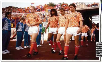  ??  ?? EM-Halbfinale 1988 im Volksparks­tadion: Die Holländer Ronald Koeman, Ruud Gullit, Adri van Tiggelen, Arnold Mühren (v. l.) laufen gemeinsam ein.