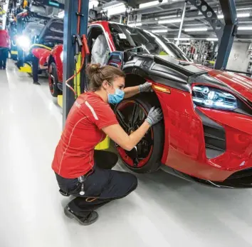  ?? Foto: Marijan Murat, dpa ?? In der deutschen Fahrzeugin­dustrie werden in vielen Unternehme­n in den nächsten Jahren reichlich Arbeitsplä­tze abgebaut. Bei Porsche sieht die Situation anders aus. Hier werden reichlich Beschäftig­te umgeschult.