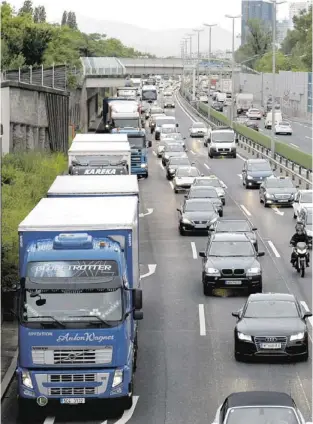  ?? Bild: SN/APA/HERBERT NEUBAUER ?? Der tägliche Stau: kommunizie­rende Fahrzeuge warnen.