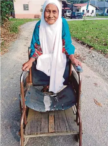  ??  ?? HAMLAH menolak kerusi rodanya untuk ke surau berdekatan rumahnya di Kampung Mahligai.