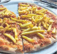  ?? FOTO: ERICH NYFFENEGGE­R ?? Eine gewagte Kohlenhydr­ate-Kombinatio­n: Knusprige Pizza, belegt mit Pommes frites.