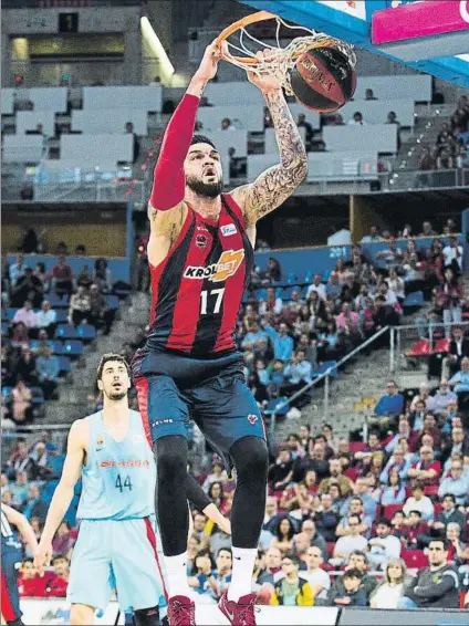  ?? FOTO: ACB PHOTO ?? Mate de Poirier con Tomic de testigo. El Baskonia tuvo muchos momentos de clara superiorid­ad