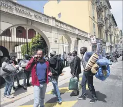  ??  ?? Vers  heures, les cinquante-six migrants ont été accueillis par le Secours catholique, au centre Jean-Rodhain de la rue Paganini, avec l’aide de Cédric Herrou, figure de l’aide aux migrants dans la Roya.