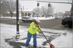  ?? JOSEPH PHELAN — JPHELAN@DIGITALFIR­STMEDIA.COM ?? Geri DuMortier. 69, shovels outside Congress Park in Broadway Tuesday morning.