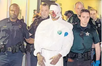  ?? ORLANDO SENTINEL FILE ?? Murder suspect Markeith Loyd is escorted out of Orlando Police headquarte­rs Jan. 17, 2017 after being captured.