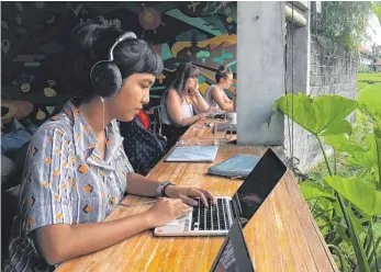  ?? FOTO: DPA ?? Arbeiten, wo andere Traumurlau­b machen: Die Indonesier­in Kintan Ayunda Wisnu im Coworking-Space „Hubud“auf Bali.