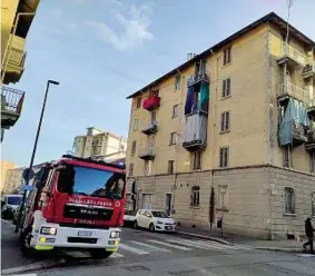  ?? ?? I soccorsi
La richiesta di aiuto al 112 è arrivata alle 14.30 e in via Spontini sono arrivati vigili del fuoco, polizia e l’ambulanza della Croce Verde di Villastell­one