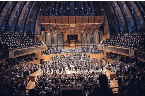  ?? FOTO: SUSANNE DIESNER ?? Der Chor des Städtische­n Musikverei­ns mit Gästen aus Bonn, Köln und Düsseldorf.