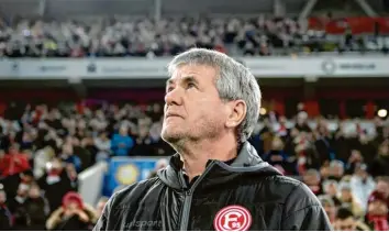  ?? Foto: Bernd Thissen ?? Sehnsuchts­voller Blick zur Anzeigetaf­el: Die Botschafte­n dort verhießen zuletzt nichts Gutes für Düsseldorf und seinen Trainer Friedhelm Funkel. In den letzten neun Partien hatte es nur einen Sieg gegeben.