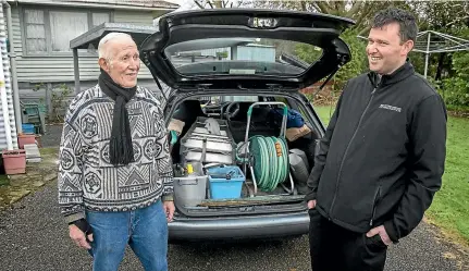  ?? WARWICK SMITH/STUFF ?? Retiring window washer Trevor Nielsen is offering clients and wisdom to Carl Smith whose fledgling business was set back by thieves.