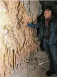  ??  ?? Heiko Oehme von der Bayerische­n Schlösserv­erwaltung zeigt Schäden in der künstliche­n Tropfstein­höhle.