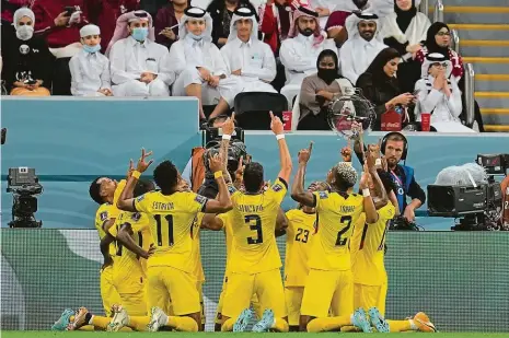  ?? Foto: ČTK ?? Zklamání pořadatels­ké země Zatímco si fotbalisté Ekvádoru užívali gólovou odměnu, na tribunách převládaly mezi domácími fanoušky rozpaky.