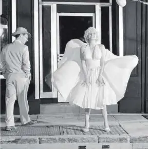  ?? ?? Marilyn Monroe, en una escena de ‘La tentación vive arriba’, del 1955. Al seu costat, Tom Ewell.