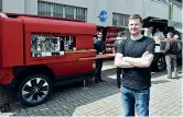  ??  ?? Menu in diretta Cathal Loughnane, 34 anni, del Peugeot Design Lab che ha ideato il foodtruck rosso: da un video si assiste alla preparazio­ne del piatto scelto (foto Piaggesi)