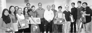  ??  ?? Rentap (centre) together with the staff and students of i-CATS posing for a group picture after the handing over of laptops to the Bachelor of Business Administra­tion (Hons.) in E-Commerce programme students.