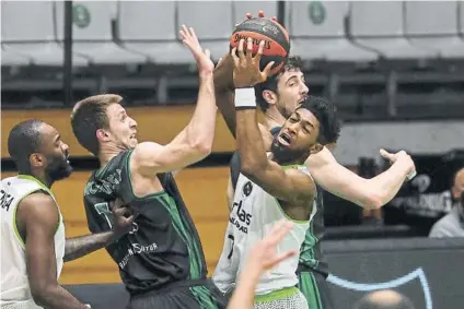  ?? FOTO: PEP MORATA ?? Kyle Alexander se revuelve en la zona.
El pívot del Fuenlabrad­a fue el principal quebradero de cabeza para el Joventut