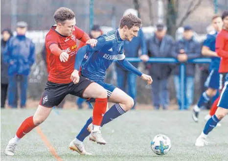  ?? FOTO: ROLF SCHULTES ?? Der FV Ravensburg (rechts Jona Boneberger) peilt gegen Bissingen einen Heimsieg an.