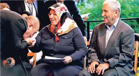  ?? FOTO: REUTERS ?? Der türkische Außenminis­ter Mevlüt Çavusoglu begrüßt Mevlüde und Durmus Genç gestern in Solingen zur Gedenkfeie­r.