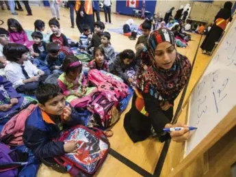  ?? BERNARD WEIL/TORONTO STAR ?? Volunteer Saira Gilani teaches informal classes for children whose parents have removed them from school.