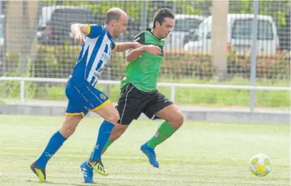  ?? Foto: Iñaki Porto ?? Álex Cacho trata de frenar a un jugador del Beti Onak, Iker Tellería.