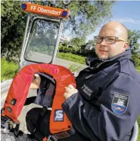  ?? BILD: SN/ROBERT RATZER ?? Florian Greilinger trug beim Einsatz wie seine drei Kameraden eine Schwimmwes­te. Im Gegensatz zu den Geretteten.