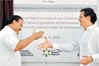  ??  ?? En 2013, con Javier Duarte en el gobierno, los fondos para el seguro en Veracruz se transfirie­ron a cuentas del estado.