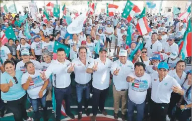  ?? ?? El candidato del PAN, PRI y Nueva Alianza a la gubernatur­a de Yucatán, Renán Barrera Concha (al centro), durante el evento en Dzilam Bravo