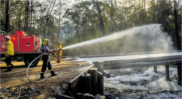  ?? Foto: Noah Berger/ap ?? Elden är på reträtt, men brandbekäm­pningen fortsätter i New South Wales. Bild från Moruya vid delstatens södra kust i januari.