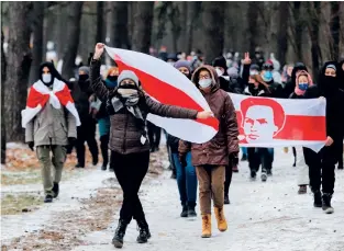  ?? ?? Efter det riggade valet 2020 gick det belarusisk­a folket man ur huse för att protestera fredligt mot diktatorn Aleksandr Lukasjenko.
ARKIVBILD: AP PHOTO