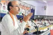  ?? DR YATHINDRA SIDDARAMAI­AH-X ?? Chief minister Siddaramai­ah's son Yathindra Siddaramai­ah addresses the gathering during the Congress Workers' Conference organized in the wake of Lok Sabha elections, in Chamarajan­agar on Friday.