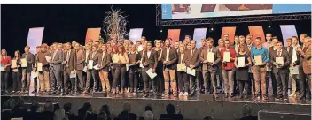  ?? FOTO NIEDERRHEI­NNISCHE IHK ?? Rund 1000 Gäste applaudier­ten bei der IHK-Ehrung für die herausrage­nden Leistungen der Besten des Ausbildung­sjahrgangs 2018.