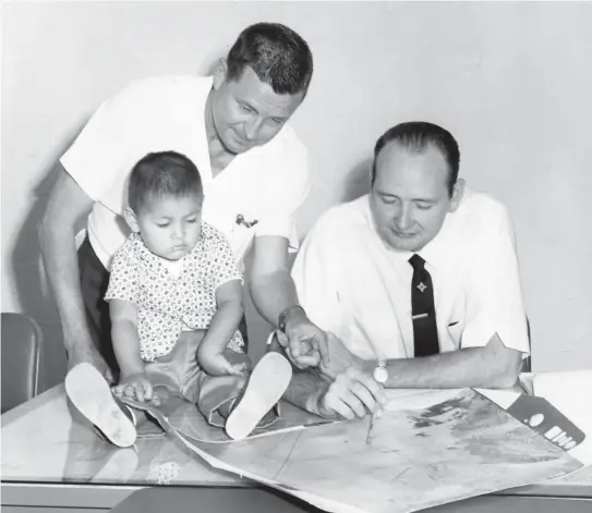  ?? PHOTOS PROVIDED BY THE PALM SPRINGS HISTORICAL SOCIETY. ?? Steven Rice, Culver Nichols (standing) and Ray Jackson of the Bureau of Indian Affairs select Rice’s parcels.