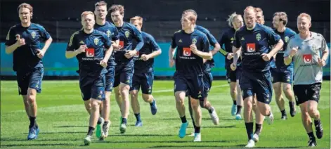  ??  ?? Los jugadores de Suecia, todos juntos, durante su entrenamie­nto ayer en la Gothia Park Academy de Goteborg.
