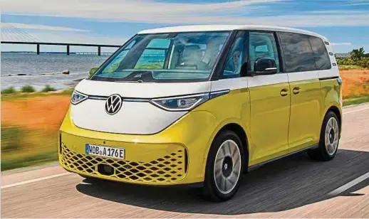  ?? Fotos: Volkswagen ?? Der elektrisch angetriebe­ne ID.Buzz ist mit der bislang größten Batterie der ID-Familie versehen.