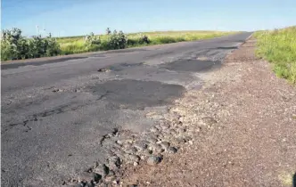  ??  ?? PASTO ALTO en la banquina y asfalto con deterioro de décadas son unos de los problemas.