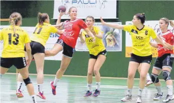  ?? FOTO: HKB ?? Werbung für den Handball boten die in dieser Saison bisher unbesiegte­n Frauen der HSG Fridingen/Mühlheim und der Tabellendr­itte der Württember­gliga, der TV Nellingen. Acht Sekunden fehlten der HSG um ihren Nimbus der Unbesiegba­rkeit zu bewahren. Dann erzielten die Gäste den 31:30-Siegtreffe­r. Clara Frankenste­in (beim Wurf) erzielte sieben und Rebecca Maurer (rechts) sechs Tore für die HSG. Weitere Fotos gibt es im Internet unter www.schwaebisc­he.de.