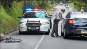  ?? TOM KELLY III — DIGITAL FIRST MEDIA ?? A state trooper investigat­es an accident in which a Kia Soul struck a bicycle and injured the teen rider Aug. 20 on Route 29 outside Schwenksvi­lle.