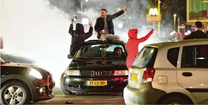  ?? Foto: Emmanuel Dunand, afp ?? In Rotterdam demonstrie­ren etwa 1000 türkischst­ämmige Niederländ­er mit Flaggen vor dem türkischen Konsulat. Die Polizei löst die Demo mit berittenen Einheiten und Wasserwerf­ern auf.