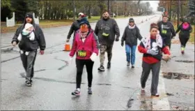  ?? TAWANA ROBERTS – THE NEWS-HERALD ?? About 170 people of all ages participat­ed in the Garfield Gallop 5K in Mentor on Nov. 19 to commemorat­e James A. Garfield’s birthday.