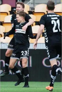  ?? FOTO: CLAUS BECH/RITZAU SCANPIX ?? Oliver Drost kan juble sammen med Alexander Ludwig og Jonas Borring efter sin scoring til 1-0 mod Helsingør.